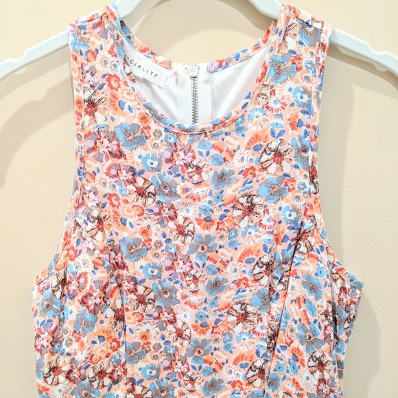 Socialite Floral High Neck Sleeveless Lace… - Picture 2 of 12